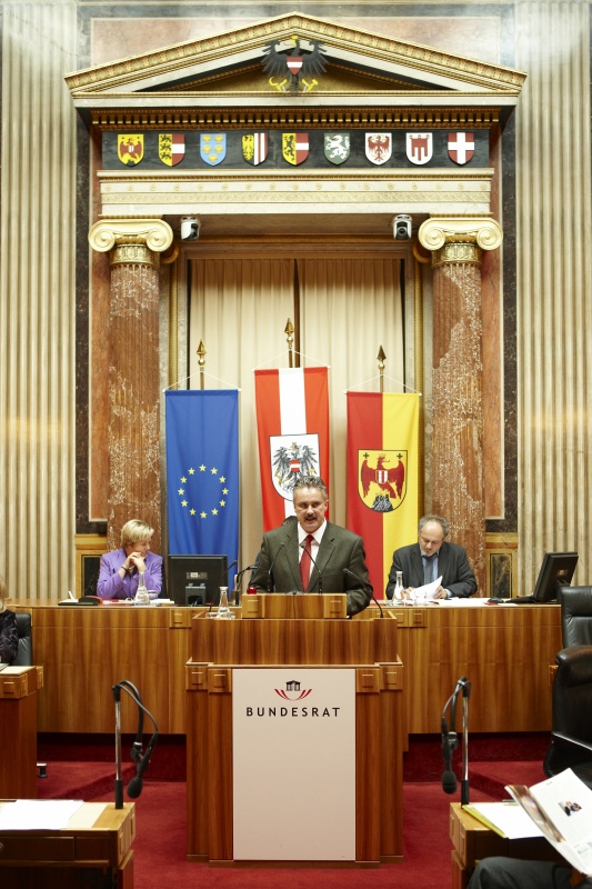 Günther Köberl, Bundesrat der ÖVP, am Rednerpult. Im Hintergrund v.li. Waltraut Hladny - Schriftführerin. Dienst am Präsidium Mag. Gerhard Kiesenhofer.