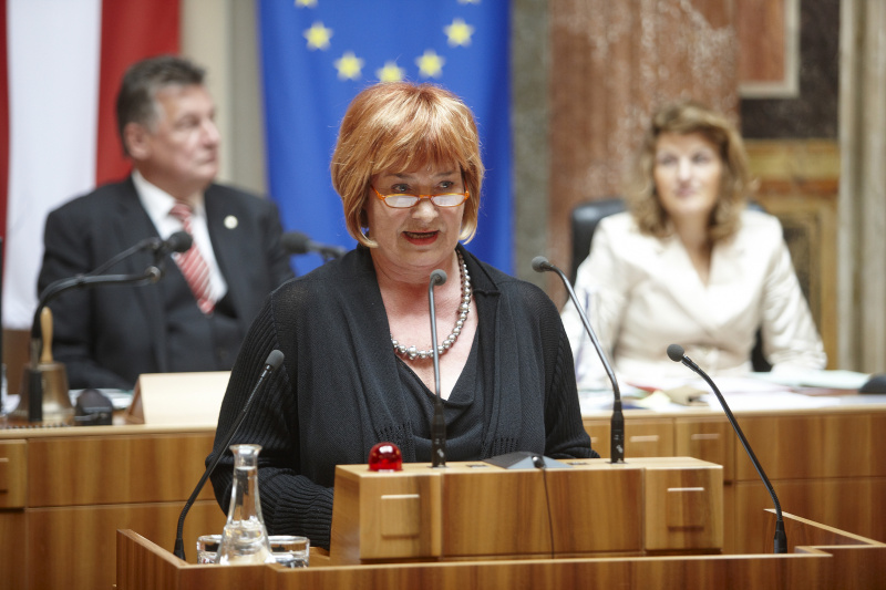 Maria Mosbacher, Bundesrätin der SPÖ, am Rednerpult. Am Präsidium Peter Mitterer - Bundesratespräsident. Dienst am Präsidium Dr.in Alice Alsch-Harant.