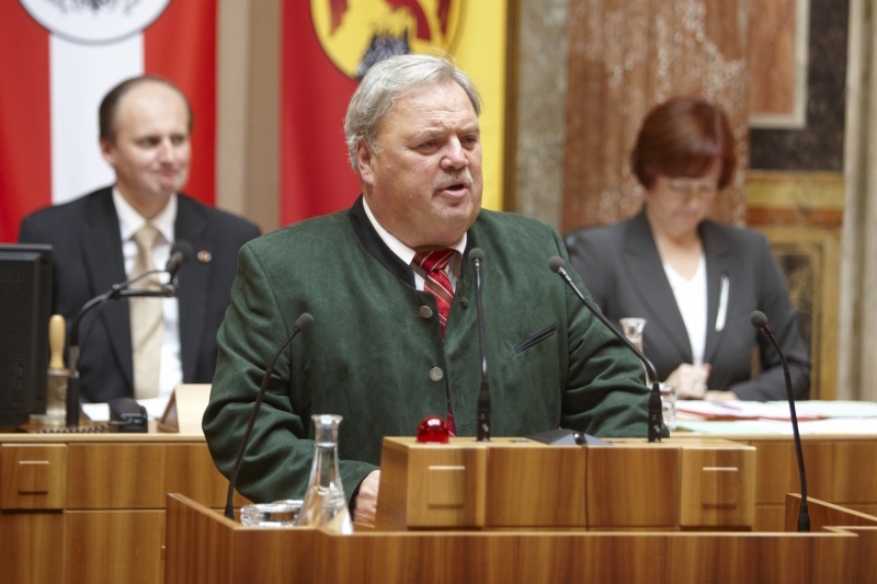 Franz Perhab, Bundesrat der ÖVP, am Rednerpult. Im Hintergrund v.li. am Präsidium Erwin Preiner – Bundesratspräsident. Dienst am Präsidium Dr.in Susanne Bachmann.