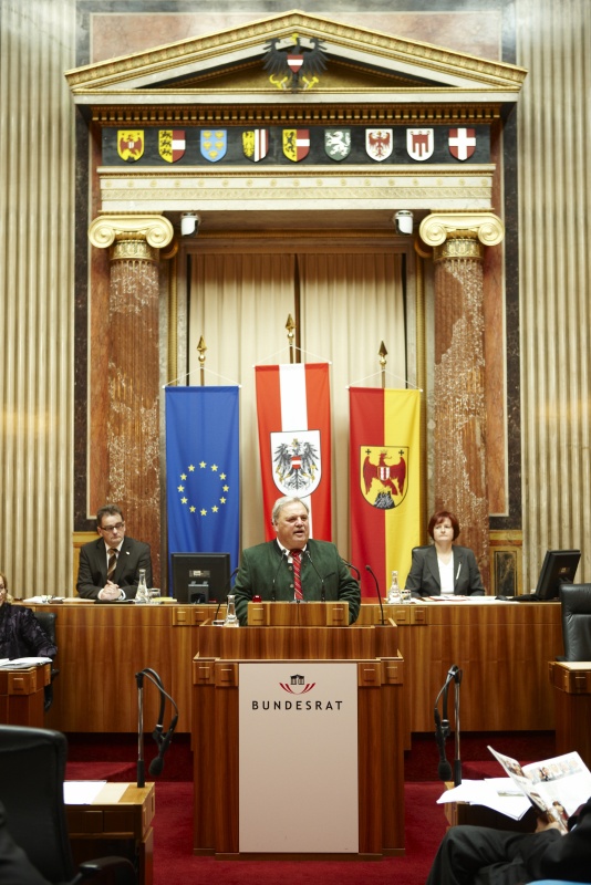 Franz Perhab, Bundesrat der ÖVP, am Rednerpult. Im Hintergrund v.li. Josef Saller - Schriftführer. Dienst am Präsidium Dr.in Susanne Bachmann.