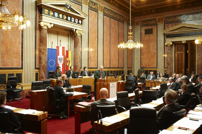 Franz Perhab, Bundesrat der ÖVP, am Rednerpult. Im Hintergrund v.li. Josef Saller - Schriftführer. Am Präsidium Erwin Preiner – Bundesratspräsident. Dienst am Präsidium Dr.in Susanne Bachmann. Auf der Regierungsbank Mag.a Dr.in Maria Theresia Fekter - Bundesministerin für Inneres.