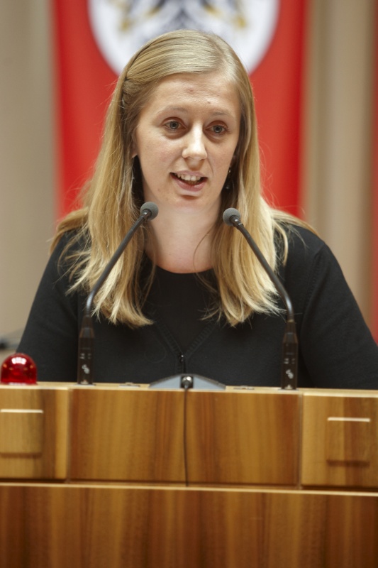 MMag.a Barbara Eibinger, Bundesrätin der ÖVP, am Rednerpult.