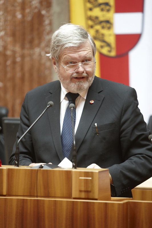 Stefan Zangerl, Bundesratsmitglied ohne Fraktion am Rednerpult.