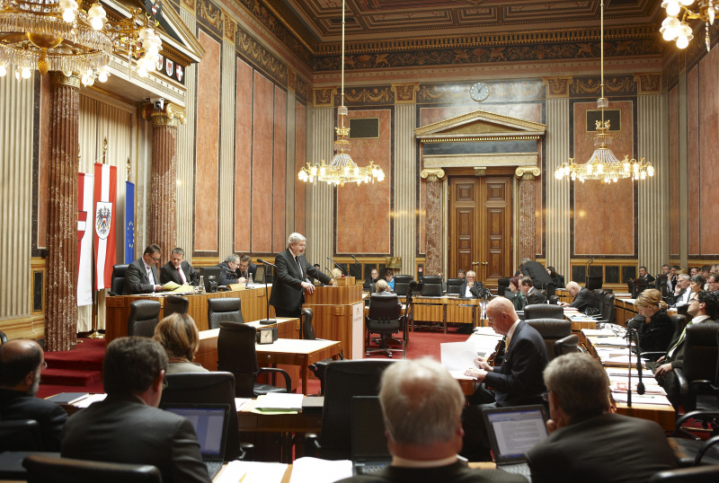 Stefan Zangerl, Bundesratsmitglied ohne Fraktion am Rednerpult. Im Hintergrund v.li. Josef Saller – Schriftführer. Am Präsidium Mag. Harald Himmer - Vizepräsident des Bundesrates. Dienst am Präsidium Mag. Gerhard Kiesenhofer.