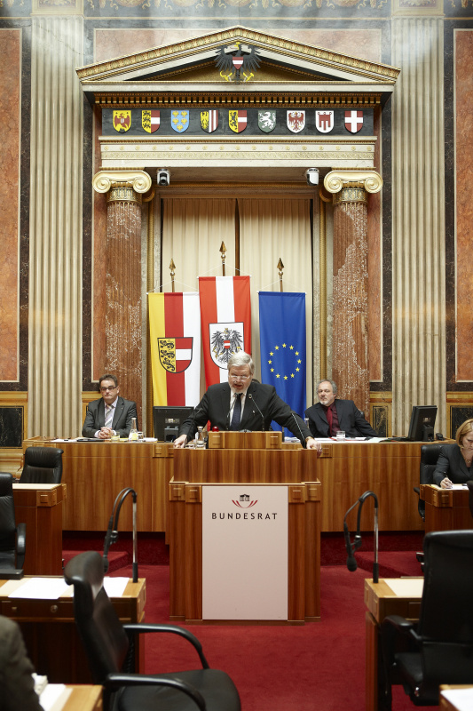 Stefan Zangerl, Bundesratsmitglied ohne Fraktion am Rednerpult. Im Hintergrund v.li. Josef Saller – Schriftführer. Am Präsidium Mag. Harald Himmer - Vizepräsident des Bundesrates. Dienst am Präsidium Mag. Gerhard Kiesenhofer.