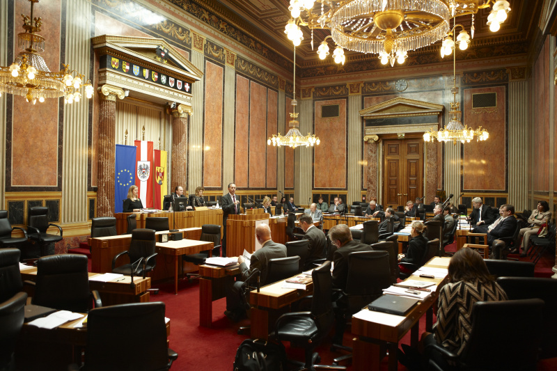 Georg Keuschnigg, Bundesrat der ÖVP am Rednerpult. Im Hintergrund v.li. MMag a. Barbara Eibinger - Schriftführerin. Am Präsidium Erwin Preiner – Bundesratspräsident. Dienst am Präsidium Dr.in Alice Alsch-Harant.