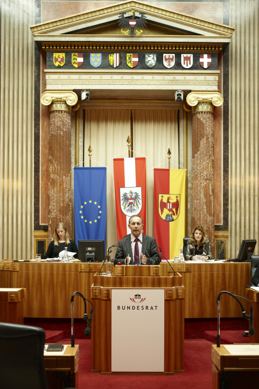 Georg Keuschnigg, Bundesrat der ÖVP am Rednerpult. Im Hintergrund v.li. MMag a. Barbara Eibinger - Schriftführerin. Dienst am Präsidium Dr.in Alice Alsch-Harant.