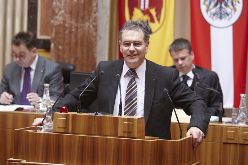 Edgar Mayer, Bundesrat der ÖVP, am Rednerpult. Im Hintergrund v.li. Josef Saller - Schriftführer. Am Präsidium Mag. Harald Himmer - Vizepräsident des Bundesrats.