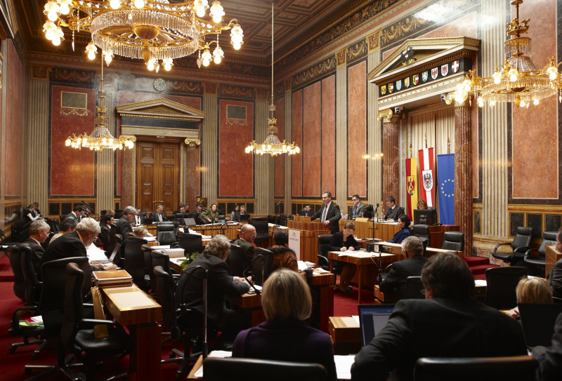 Edgar Mayer, Bundesrat der ÖVP, am Rednerpult. Im Hintergrund v.li. Josef Saller - Schriftführer. Am Präsidium Mag. Harald Himmer - Vizepräsident des Bundesrats. Dienst am Präsidium Dr.in Alice Alsch-Harant.