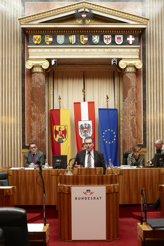 Edgar Mayer, Bundesrat der ÖVP, am Rednerpult. Im Hintergrund v.li. Josef Saller - Schriftführer. Dienst am Präsidium Dr.in Alice Alsch-Harant.