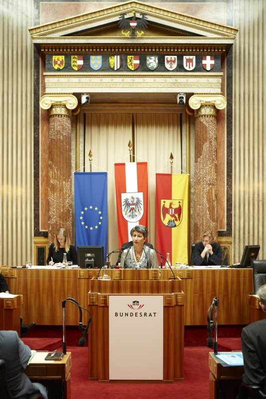 Cornelia Michalke, Bundesrätin der FPÖ, am Rednerpult. Im Hintergrund v.li. MMag a. Barbara Eibinger - Schriftführerin. Dienst am Präsidium Mag.a Brigitte Berger.