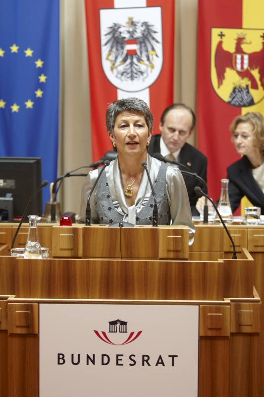 Cornelia Michalke, Bundesrätin der FPÖ, am Rednerpult. Im Hintergrund v.li. am Präsidium Erwin Preiner – Bundesratspräsident. Dienst am Präsidium Mag. Brigitte Berger.