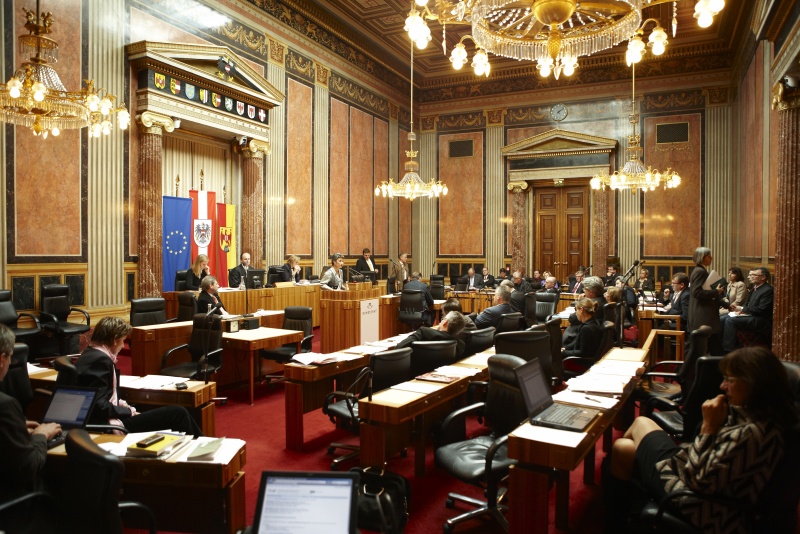 Cornelia Michalke, Bundesrätin der FPÖ, am Rednerpult. Im Hintergrund v.li. MMag a. Barbara Eibinger - Schriftführerin. Am Präsidium Erwin Preiner – Bundesratspräsident. Dienst am Präsidium Mag.a Brigitte Berger. Auf der Regierungsbank Dr. Johannes Hahn - Bundesminister für Wissenschaft und Forschung.