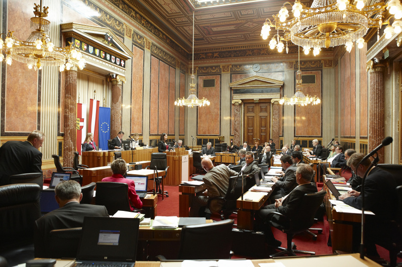 Mag. Muna Duzdar, Bundesratsmitglied der SPÖ, am Rednerpult. Im Hintergrund v.li. MMag a. Barbara Eibinger - Schriftführerin. Am Präsidium Peter Mitterer - Bundesratespräsident. Dienst am Präsidium Dr.in Alice Alsch-Harant.