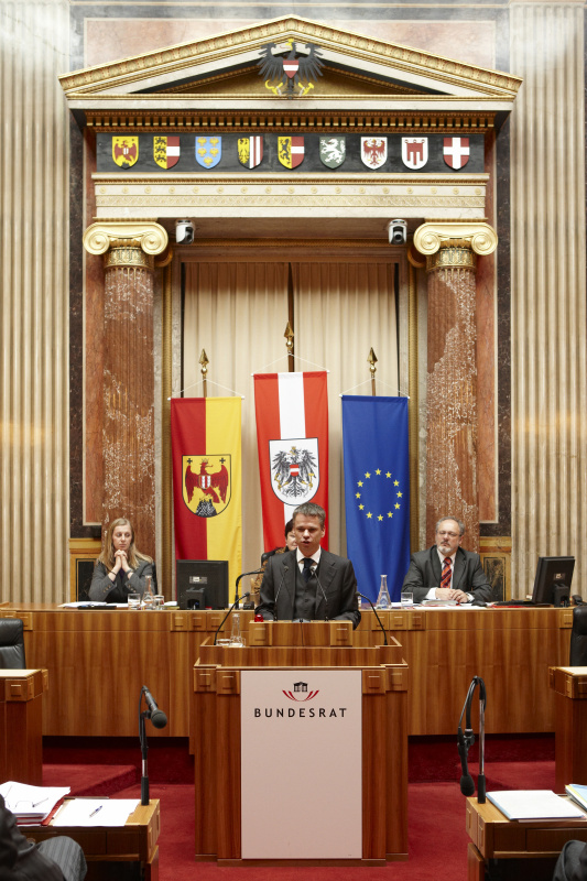 Mag. Harald Himmer, Bundesrat der ÖVP, am Rednerpult. Im Hintergrund v.li. MMag a. Barbara Eibinger - Schriftführerin. Dienst am Präsidium Mag. Gerhard Kiesenhofer