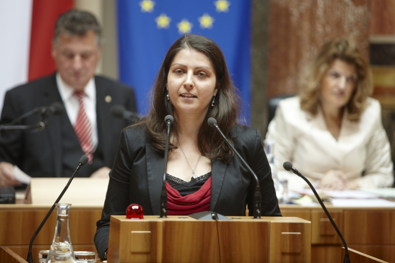 Mag. Muna Duzdar, Bundesratsmitglied der SPÖ, am Rednerpult. Am Präsidium Peter Mitterer - Bundesratespräsident. Dienst am Präsidium Dr.in Alice Alsch-Harant.