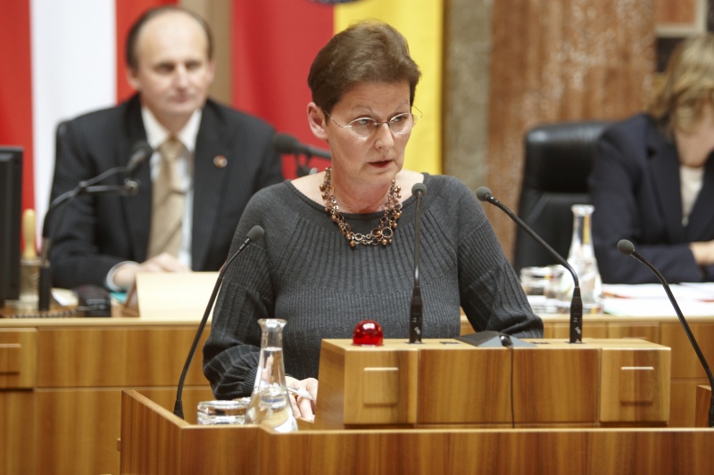 Elisabeth Grimling, Bundesrätin der SPÖ, am Rednerpult. Im Hintergrund v.li. am Präsidium Erwin Preiner – Bundesratspräsident. Dienst am Präsidium Mag.a Brigitte Berger.