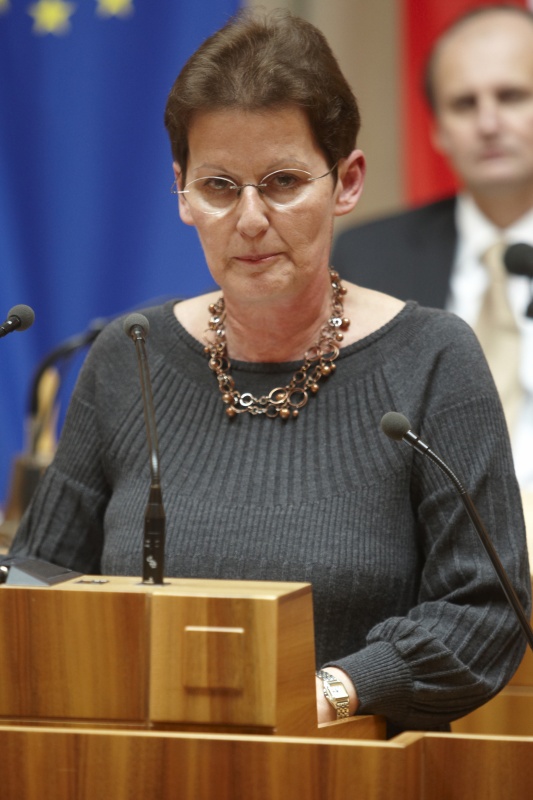 Elisabeth Grimling, Bundesrätin der SPÖ, am Rednerpult.