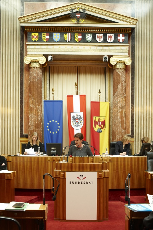 Elisabeth Grimling, Bundesrätin der SPÖ, am Rednerpult. Im Hintergrund v.li. MMag a. Barbara Eibinger - Schriftführerin. Dienst am Präsidium Mag.a Brigitte Berger.