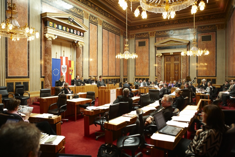Elisabeth Grimling, Bundesrätin der SPÖ, am Rednerpult. Im Hintergrund v.li. MMag a. Barbara Eibinger - Schriftführerin. Am Präsidium Erwin Preiner – Bundesratspräsident. Dienst am Präsidium Mag.a Brigitte Berger. Auf der Regierungsbank Dr. Johannes Hahn - Bundesminister für Wissenschaft und Forschung.