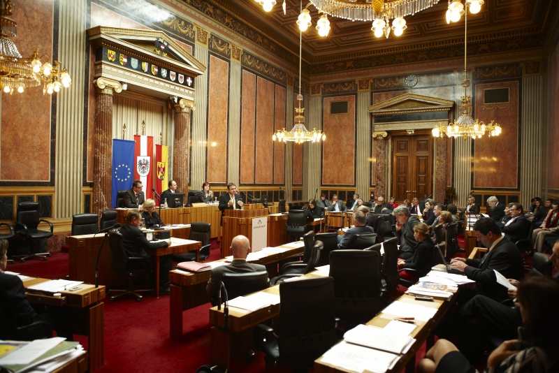 Josef Kalina, Bundesrat der SPÖ am Rednerpult. Im Hintergrund v.li. Josef Saller - Schriftführer. Am Präsidium Erwin Preiner – Bundesratspräsident. Dienst am Präsidium Dr.in Susanne Bachmann. Auf der Regierungsbank Mag.a Dr.in Maria Theresia Fekter - Bundesministerin für Inneres.