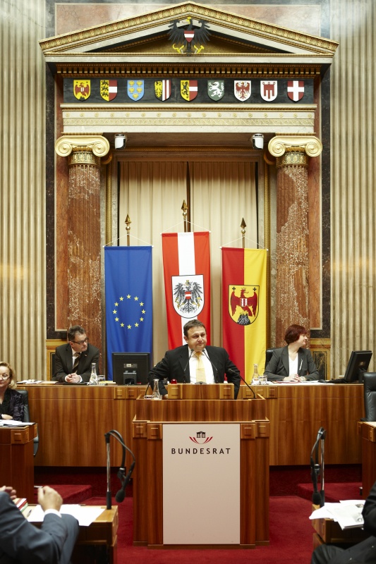Josef Kalina, Bundesrat der SPÖ am Rednerpult. Im Hintergrund v.li. Josef Saller - Schriftführer. Dienst am Präsidium Dr.in Susanne Bachmann.