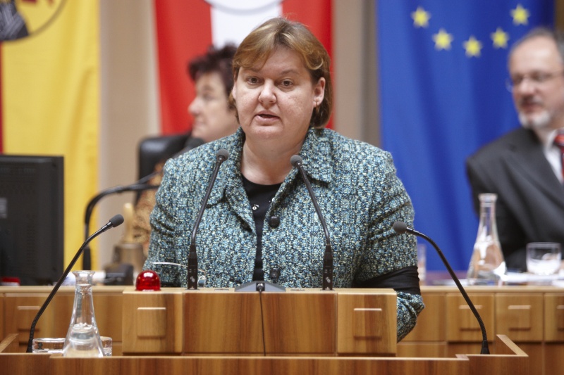 Monika Kemperle, Bundesrätin der SPÖ, am Rednerpult. Im Hintergrund v.li.am Präsidium Mag a. Susanne Neuwirth - Vizepräsidentin des Bundesrats. Dienst am Präsidium Mag. Gerhard Kiesenhofer.