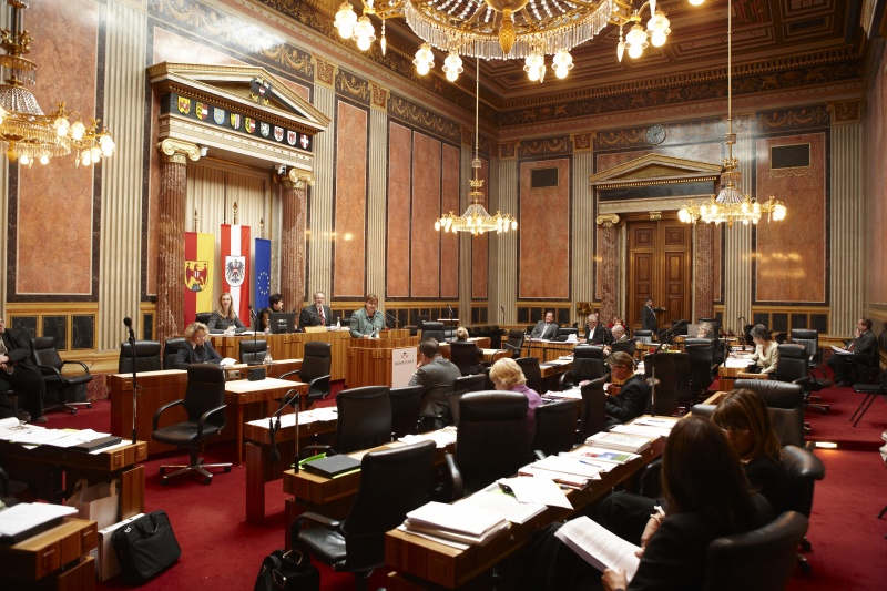 Monika Kemperle, Bundesrätin der SPÖ, am Rednerpult. Im Hintergrund v.li. MMag a. Barbara Eibinger - Schriftführerin. Am Präsidium Mag a. Susanne Neuwirth - Vizepräsidentin des Bundesrats. Dienst am Präsidium Mag. Gerhard Kiesenhofer. Auf der Regierungsbank Mag.a Claudia Bandion-Ortner - Bundesministerin für Justiz.