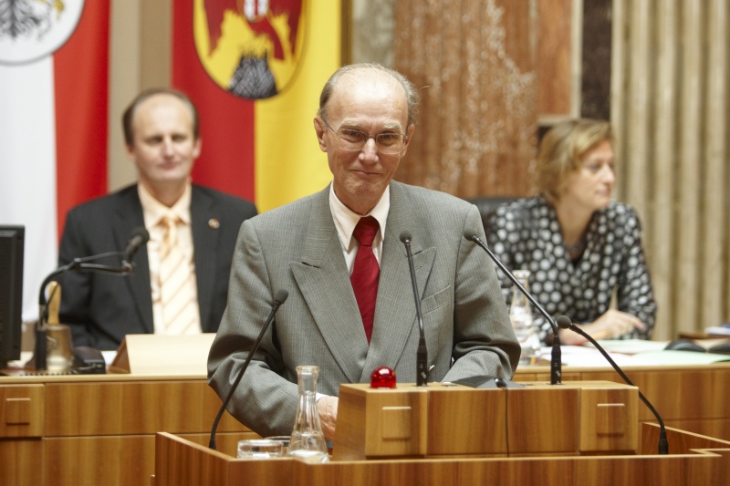 Albrecht Konecny, Bundesrat der SPÖ, am Rednerpult. Im Hintergrund v.li. am Präsidium Erwin Preiner – Bundesratspräsident. Dienst am Präsidium Mag.a Brigitte Berger.