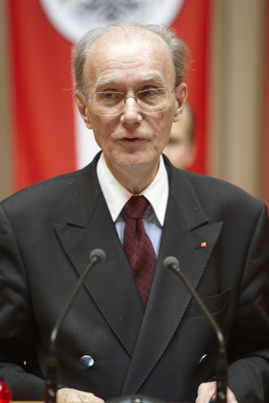 Albrecht Konecny, Bundesrat der SPÖ, am Rednerpult.