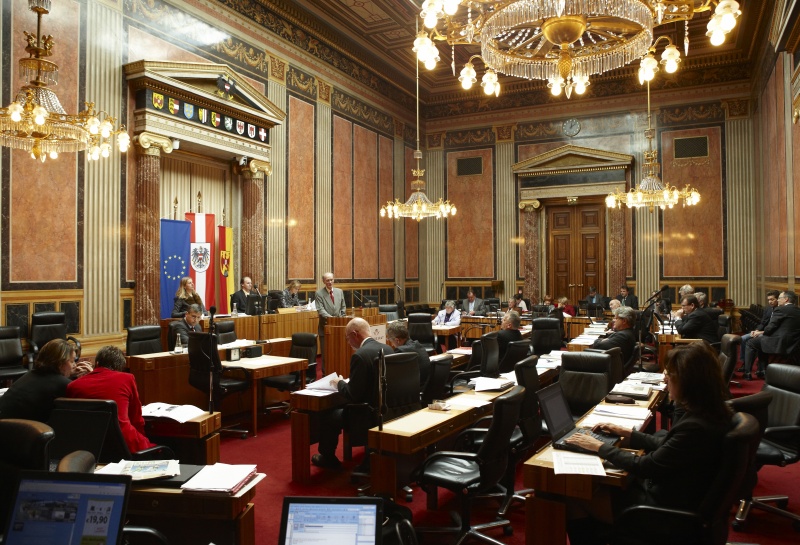 Albrecht Konecny, Bundesrat der SPÖ, am Rednerpult. Im Hintergrund v.li. MMag a. Barbara Eibinger - Schriftführerin. Am Präsidium Erwin Preiner – Bundesratspräsident. Dienst am Präsidium Mag.a Brigitte Berger. Auf der Regierungsbank Dr. Michael Spindelegger - Bundesminister für europäische und internationale Angelegenheiten.
