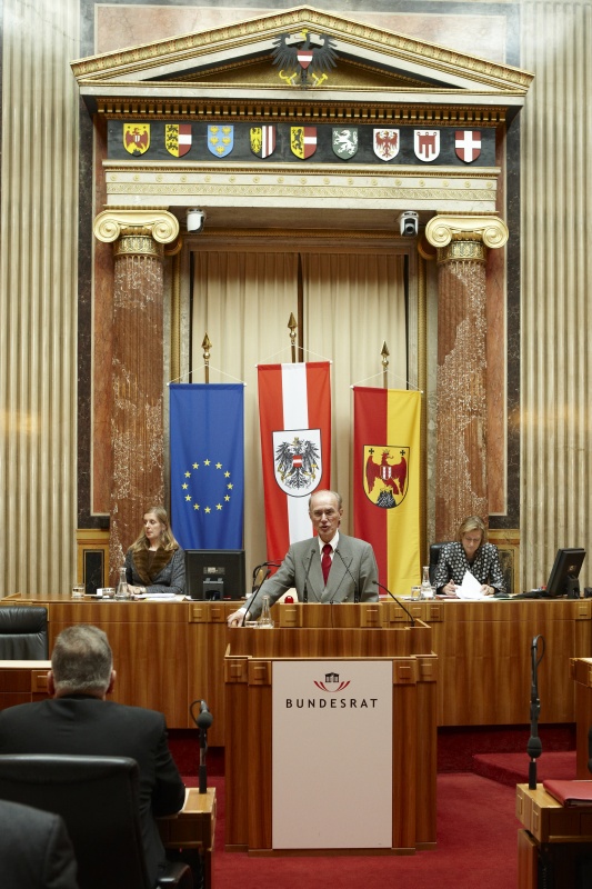 Albrecht Konecny, Bundesrat der SPÖ, am Rednerpult. Im Hintergrund v.li. MMag a. Barbara Eibinger - Schriftführerin. Dienst am Präsidium Mag.a Brigitte Berger