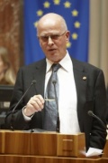 Dr.Franz Eduard Kühnel, Bundesrat der ÖVP, am Rednerpult.