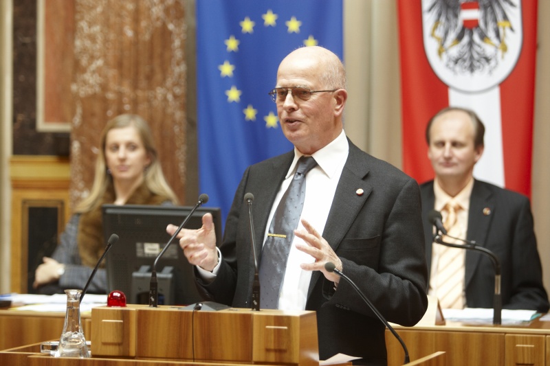 Dr.Franz Eduard Kühnel, Bundesrat der ÖVP, am Rednerpult. Im Hintergrund v.li. MMag a. Barbara Eibinger - Schriftführerin. Am Präsidium Erwin Preiner – Bundesratspräsident.