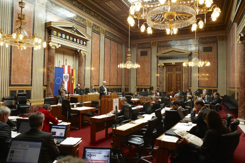Dr.Franz Eduard Kühnel, Bundesrat der ÖVP, am Rednerpult. Im Hintergrund v.li. MMag a. Barbara Eibinger - Schriftführerin. Am Präsidium Erwin Preiner – Bundesratspräsident. Dienst am Präsidium Mag.a Brigitte Berger. Auf der Regierungsbank Dr. Michael Spindelegger - Bundesminister für europäische und internationale Angelegenheiten.