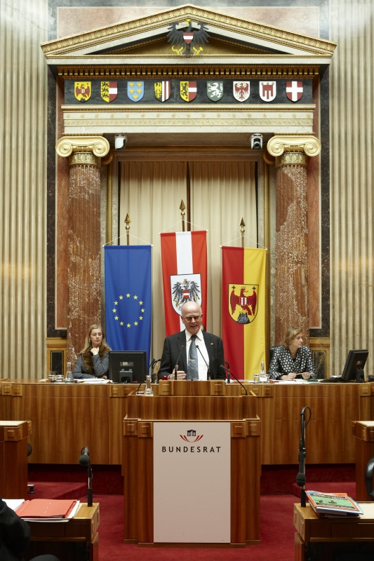 Dr.Franz Eduard Kühnel, Bundesrat der ÖVP, am Rednerpult. Im Hintergrund v.li. MMag a. Barbara Eibinger - Schriftführerin. Dienst am Präsidium Mag.a Brigitte Berger.