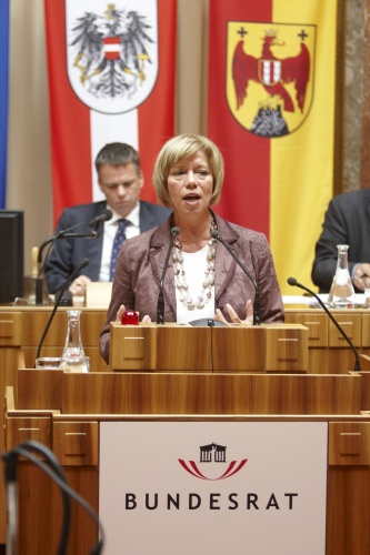 Monika Mühlwerth, Bundesrätin der FPÖ, am Rednerpult. Im Hintergrund am Präsidium Mag. Harald Himmer - Vizepräsident des Bundesrats.