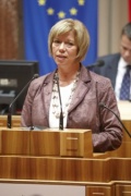 Monika Mühlwerth, Bundesrätin der FPÖ, am Rednerpult. Im Hintergrund am Präsidium Mag. Harald Himmer - Vizepräsident des Bundesrats.