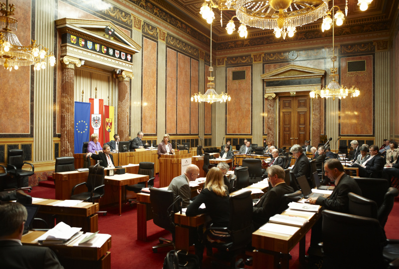 Monika Mühlwerth, Bundesrätin der FPÖ, am Rednerpult. Im Hintergrund v.li. Waltraut Hladny - Schriftführerin. Am Präsidium Mag. Harald Himmer - Vizepräsident des Bundesrats. Dienst am Präsidium Mag. Gerhard Kiesenhofer. Auf der Regierungsbank Dr. Johannes Hahn - Bundesminister für Wissenschaft und Forschung .