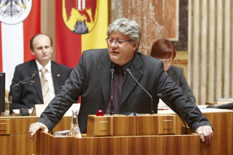 Stefan Schennach - Bundesrat am Rednerpult. Im Hintergrund v.li. am Präsidium Erwin Preiner – Bundesratspräsident. Dienst am Präsidium Dr.in Susanne Bachmann.