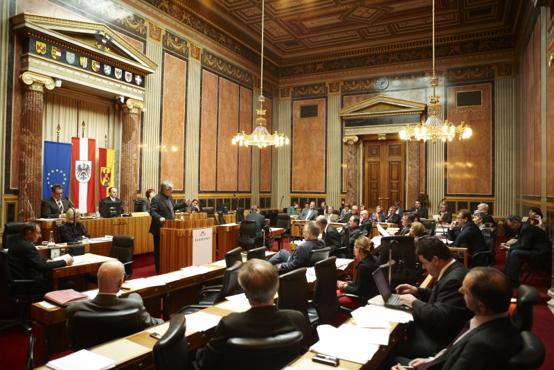 Stefan Schennach, Bundesrat der GRÜNEN, am Rednerpult. Im Hintergrund v.li. Josef Saller - Schriftführer. Am Präsidium Erwin Preiner – Bundesratspräsident. Dienst am Präsidium Dr.in Susanne Bachmann. Auf der Regierungsbank Mag.a Dr.in Maria Theresia Fekter - Bundesministerin für Inneres.