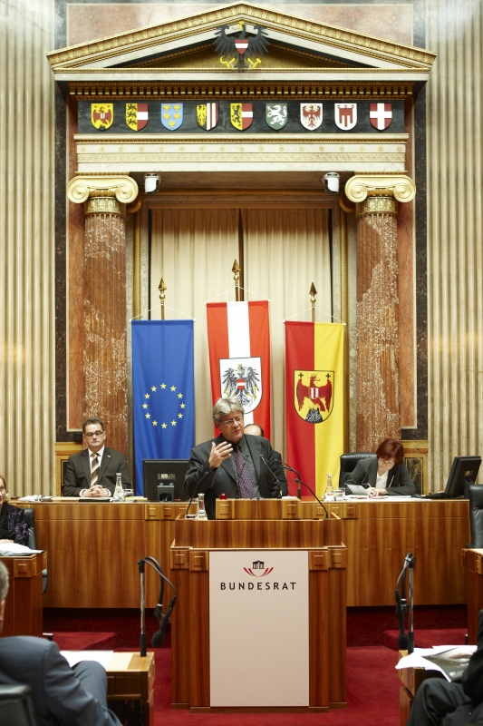 Stefan Schennach - Bundesrat am Rednerpult. Im Hintergrund v.li. Josef Saller - Schriftführer. Dienst am Präsidium Dr.in Susanne Bachmann.