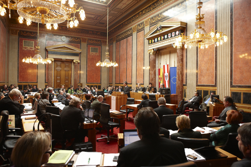 Mag. Harald Himmer, Bundesrat der ÖVP, am Rednerpult. Im Hintergrund v.li. MMag a. Barbara Eibinger - Schriftführerin. Am Präsidium Mag a. Susanne Neuwirth - Vizepräsidentin des Bundesrats. Dienst am Präsidium Mag. Gerhard Kiesenhofer. Auf der Regierungsbank Mag.a Claudia Bandion-Ortner - Bundesministerin für Justiz.