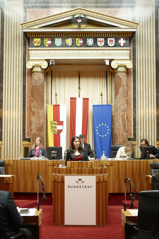 Mag. Muna Duzdar, Bundesratsmitglied der SPÖ, am Rednerpult. Im Hintergrund v.li. MMag a. Barbara Eibinger - Schriftführerin. Am Präsidium Peter Mitterer - Bundesratespräsident. Dienst am Präsidium Dr.in Alice Alsch-Harant.