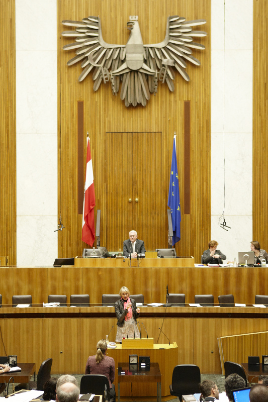 Mag. Helene Jarmer, Nationalratsabgeordnete der GRÜNEN, am Rednerpult. Am Präsidium Dr.Martin Graf - Dritter Nationalratspräsident. Dienst am Präsidium v.li. Mag.a Dunja Kopesky (1er Position) und Mag.a Tatjana Walter (2er Position).