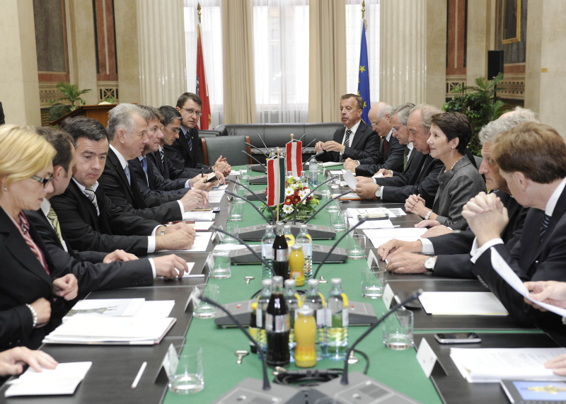 linke Bildhälfte: Ungarische Delegation mit Pál Schmitt - Staatspräsident der Republik Ungarn (4.v.li.). rechte Bildhälfte: Österreichische Delegation v.li. Dr. Joseph Wirnsperger - Parlamentsdirektion, Dr. Michael Zimmermann - Österr. Botschafter in Ungarn, Mag. Wilhelm Molterer - Nationalratsabgeordneter, Fritz Neugebauer - Zweiter Nationalratspräsident, Mag.a Barbara Prammer - Nationalratspräsidentin und Josef Cap - Klubobmann der SPÖ.