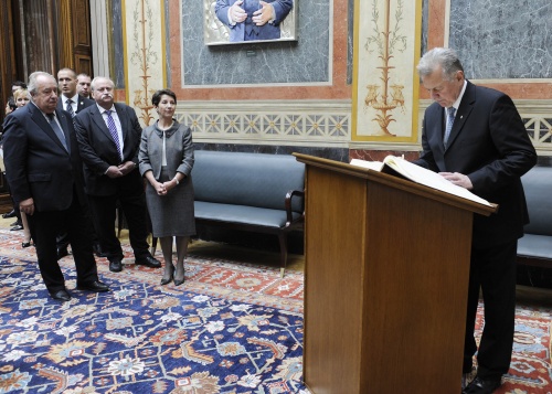 Pál Schmitt - Staatspräsident der Republik Ungarn beim Eintrag in das Gästebuch