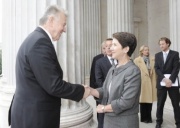 v.li. Pál Schmitt - Staatspräsident der Republik Ungarn wird von Mag.a Barbara Prammer - Nationalratspräsidentin begrüßt.