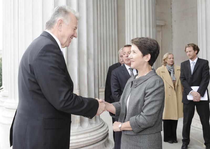 v.li. Pál Schmitt - Staatspräsident der Republik Ungarn wird von Mag.a Barbara Prammer - Nationalratspräsidentin begrüßt.