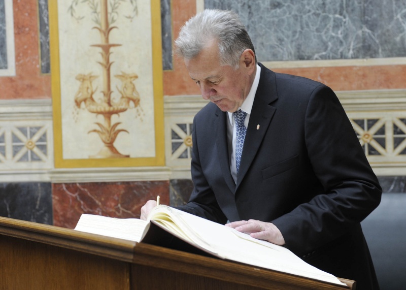 Pál Schmitt - Staatspräsident der Republik Ungarn beim Eintrag in das Gästebuch